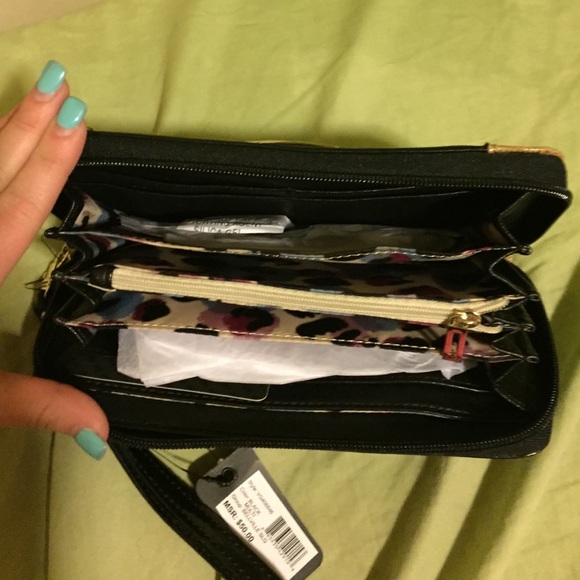 NWT Guess wallet - Picture 2 of 2