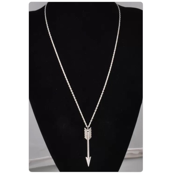 Jewelry - ⏬Silver Colored Arrow Pendant Necklace⏬