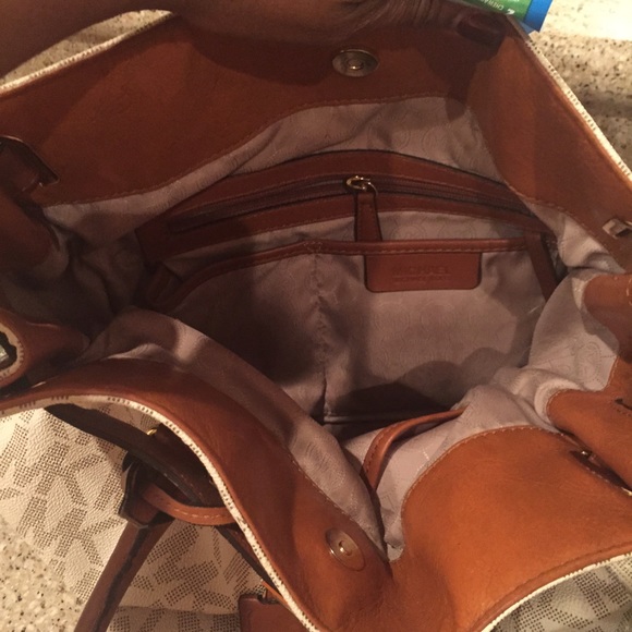 Authentic Michael Kors Hamilton Tote - Picture 3 of 3