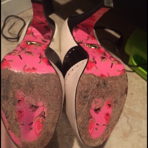 Betsy Johnson 4 1/2 inch heels size 6.5 - Picture 3 of 3