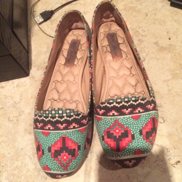 Betsey Johnson tribal print flats size 6.5