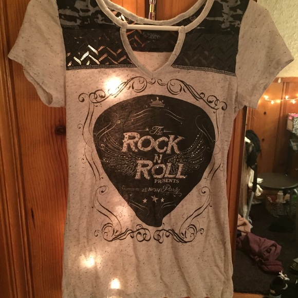 NEVER WORN buckle t-shirt ✌️