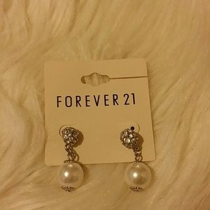 🚫 SOLD 🚫 Forever 21 pearl earrings