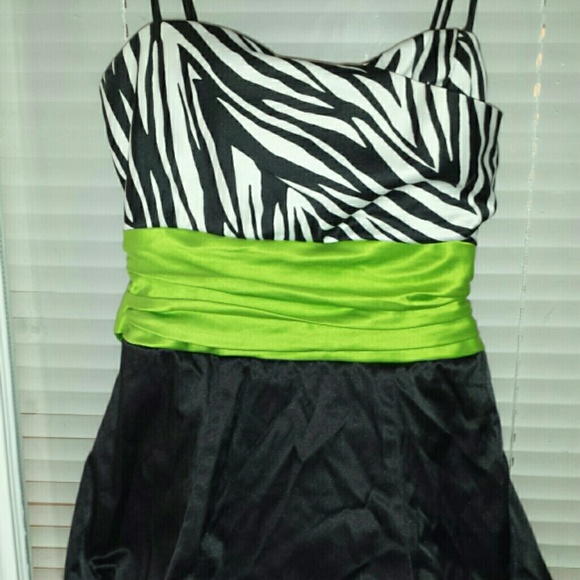 NEW FORMAL DRESS - Picture 2 of 2
