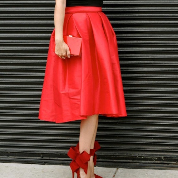 Dresses & Skirts - Red pleated midi skirt - slight high low