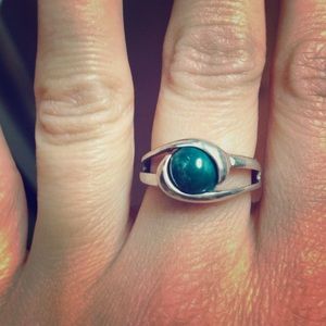 Changeable center stone ring.