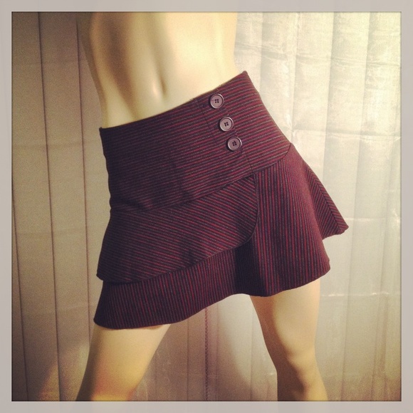 Perfect red pinstriped black ruffled mini skirt - Picture 3 of 3