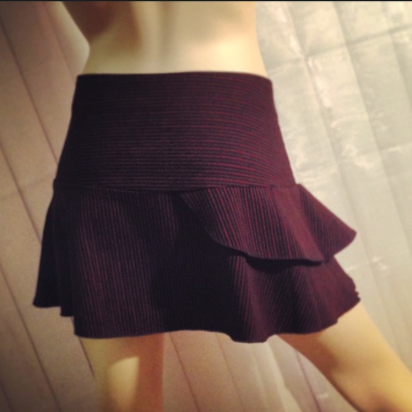 Perfect red pinstriped black ruffled mini skirt - Picture 2 of 3