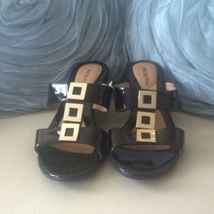 Cute black and gold shoes! Cute black and gold shoes!