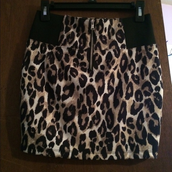 Size Small // cheetah print bodycon skirt