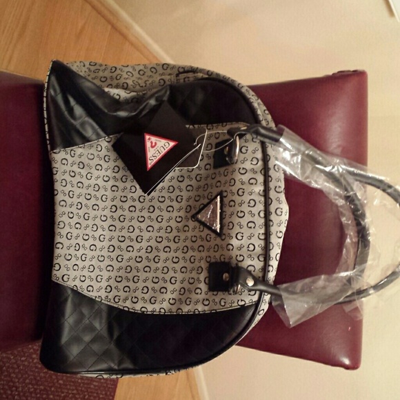 NWT guess weekend bag. 16x12