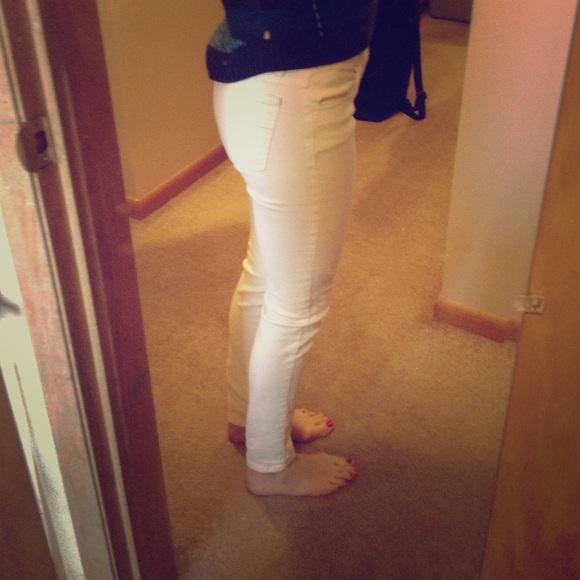 White American eagle jeans.