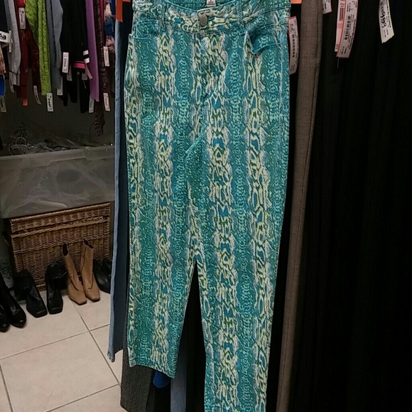 Gorgeous Capris by Cato - Picture 2 of 4