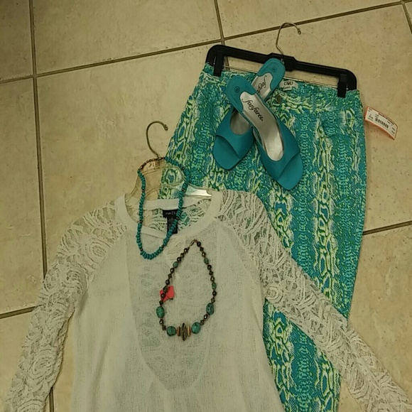 Gorgeous Capris by Cato - Picture 3 of 4