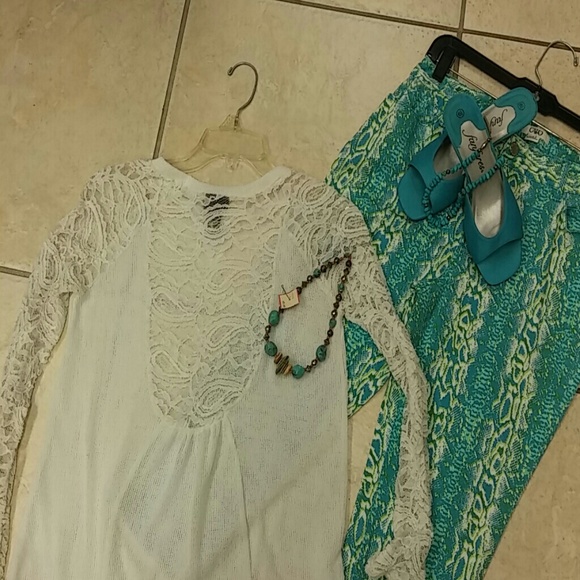 Gorgeous Capris by Cato - Picture 4 of 4