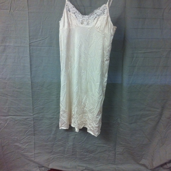 Medium length white slip/nightie