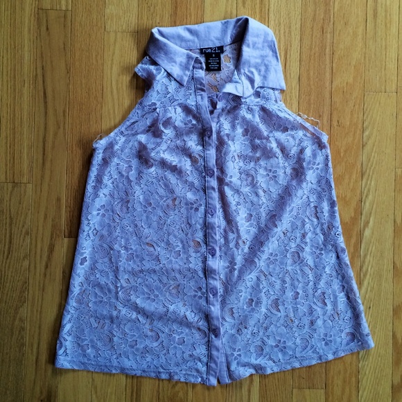 Light purple lace button up top 💜