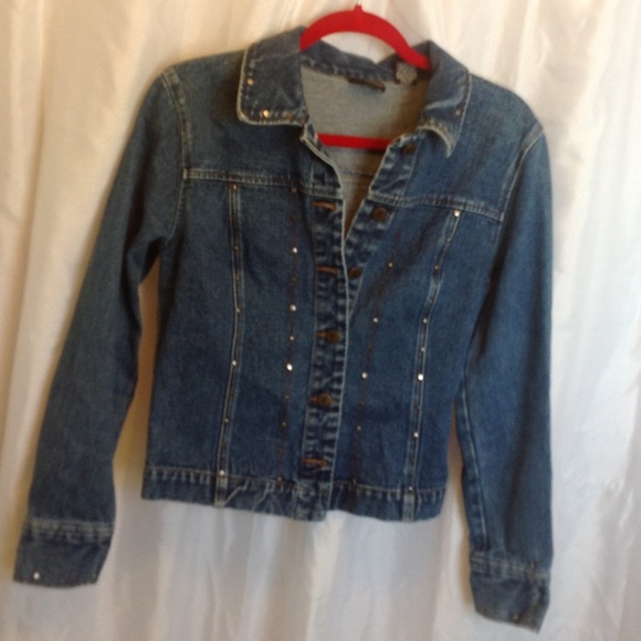 It's not fall without a jean jacket👍👍