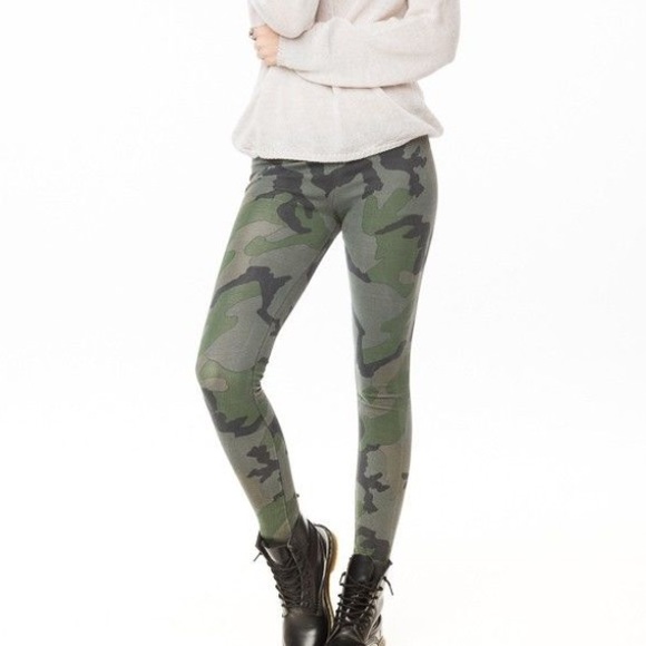 Brandy Melville Camo leggings size small - Picture 1 of 3