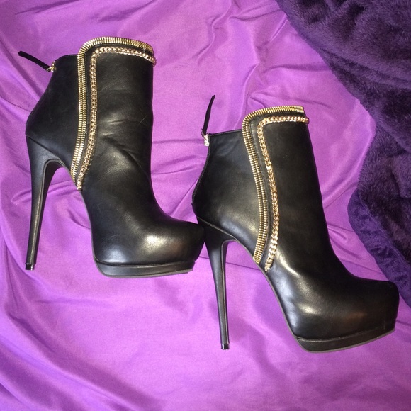 BEBE STATEMENT BOOTIES!!