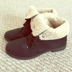 Fashionable fur-inner boots.