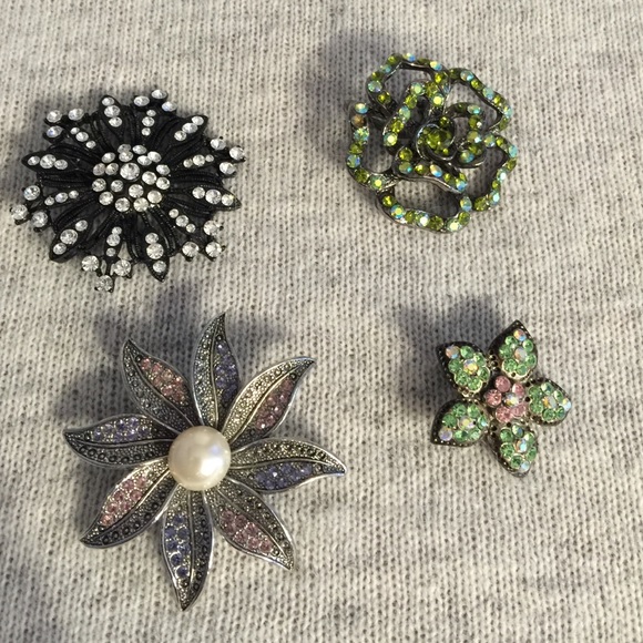 Brooches/pendents
