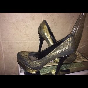 Rachel Roy platform pumps