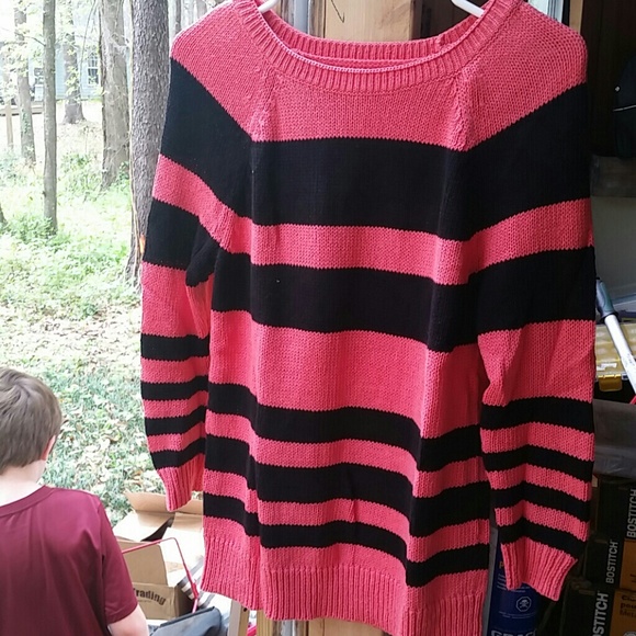 Coral and black sweater - Picture 1 of 2