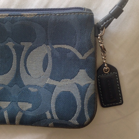 Authentic Blue coach wristlet - Picture 4 of 4