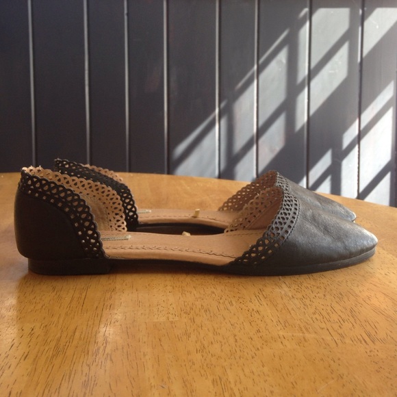 Lace leather black sandal flats!