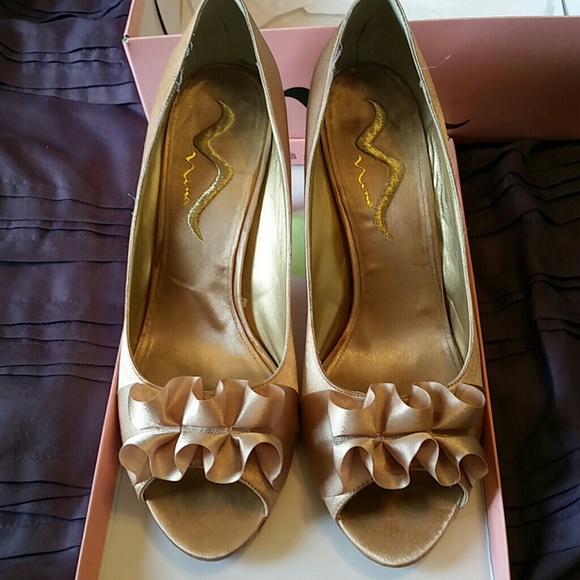 Nina gold pumps with ribbon detail