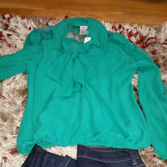 Pretty green tie neck blouse with lace - Picture 1 of 3