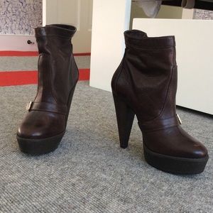 Great condition Pour La Victoire Boots!!!