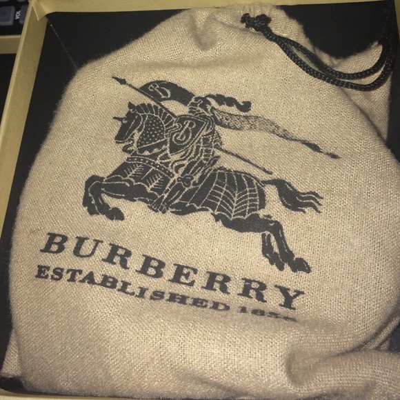Burberry belt size 34 comes with dust bag and box. main image 4