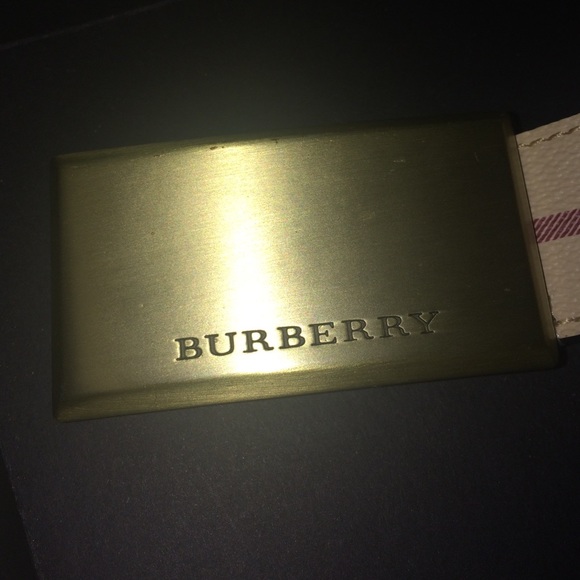 Burberry belt size 34 comes with dust bag and box.