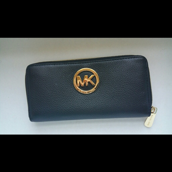 Michael Kors Fulton Zip Around 
Continental - Picture 2 of 3