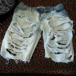 Distressed bermuda shorts