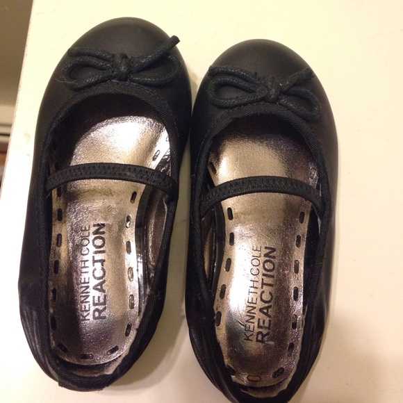 Kenneth Cole Reaction Toddler black flats 5 1/2