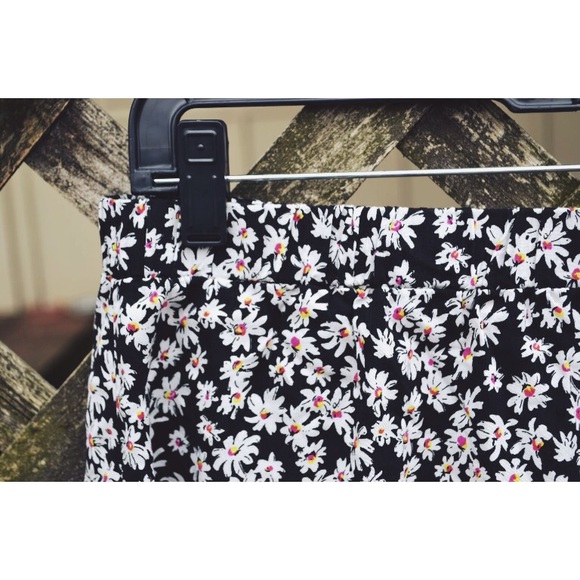 Black and White Floral Skirt - Picture 3 of 4