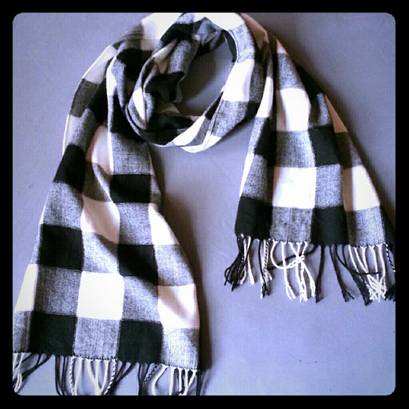 NEVER WORN Black and White Checkered Scarf!