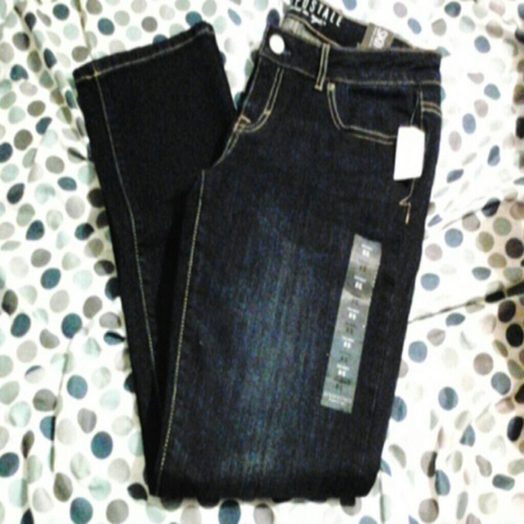Short low rise skinny jeans