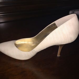 Guess pumps