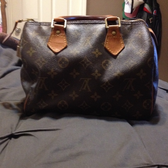 Authentic Louis Vuitton speedy 25 Handbag.