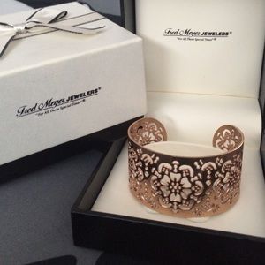 Lazier cut floral cuff