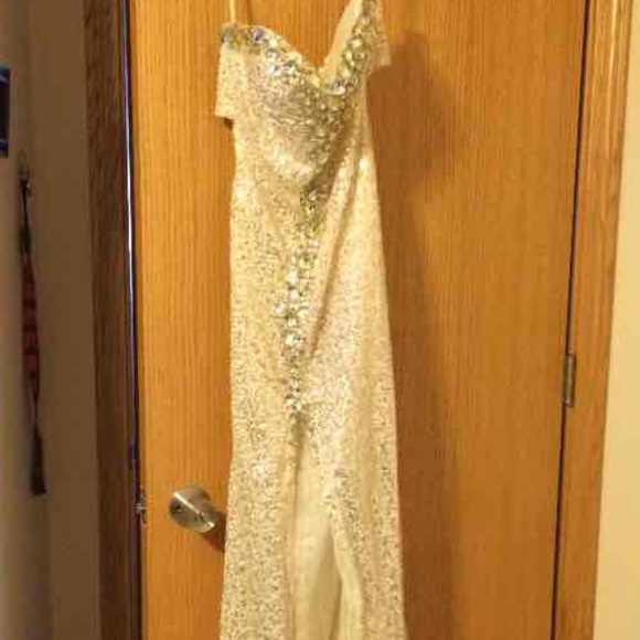 Dress - Picture 3 of 3