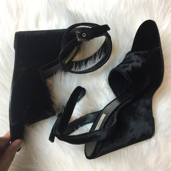 Vintage Prada wedge heels. Black velvet never worn - Picture 2 of 4