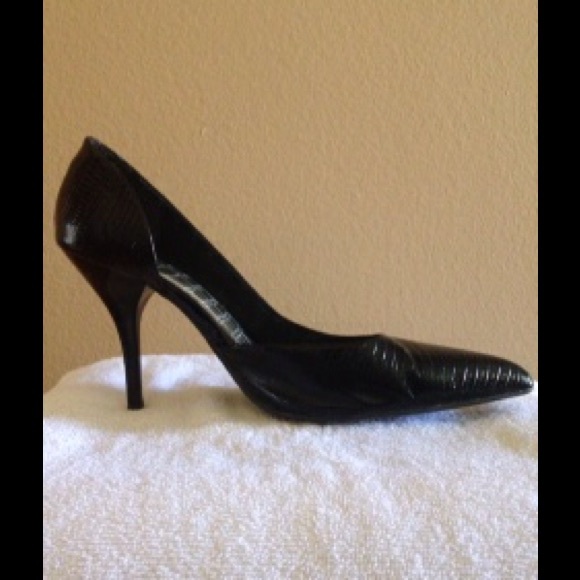Black heels with side cutout