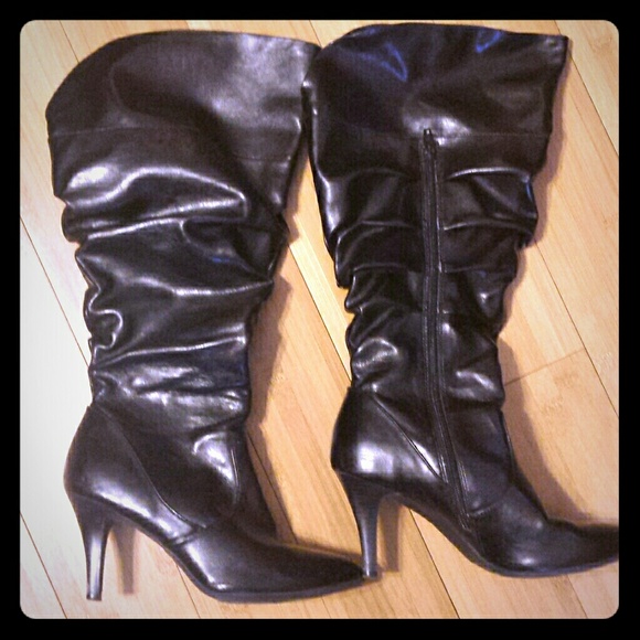 BLACK PLEATHER BOOTS