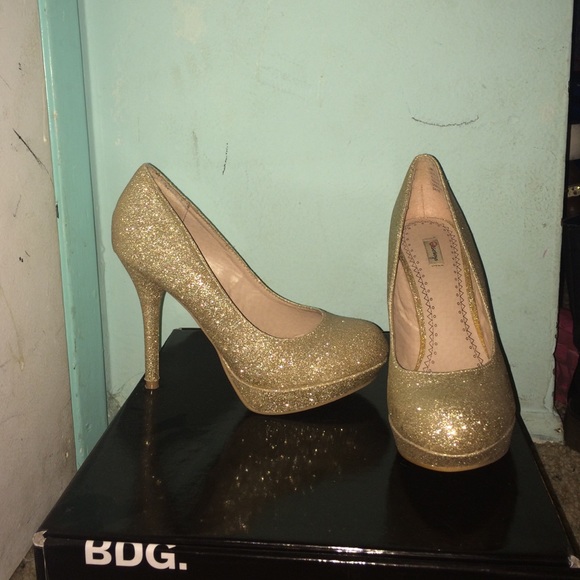 Isenboye gold sparkly pumps - Picture 1 of 1