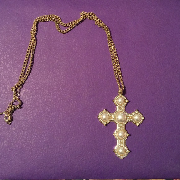 Cross necklace with pearls